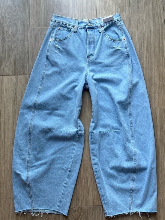 Universal Thread Denim - Universal Thread high rise curved leg jeans in blue, size 4 #highrise #barrel